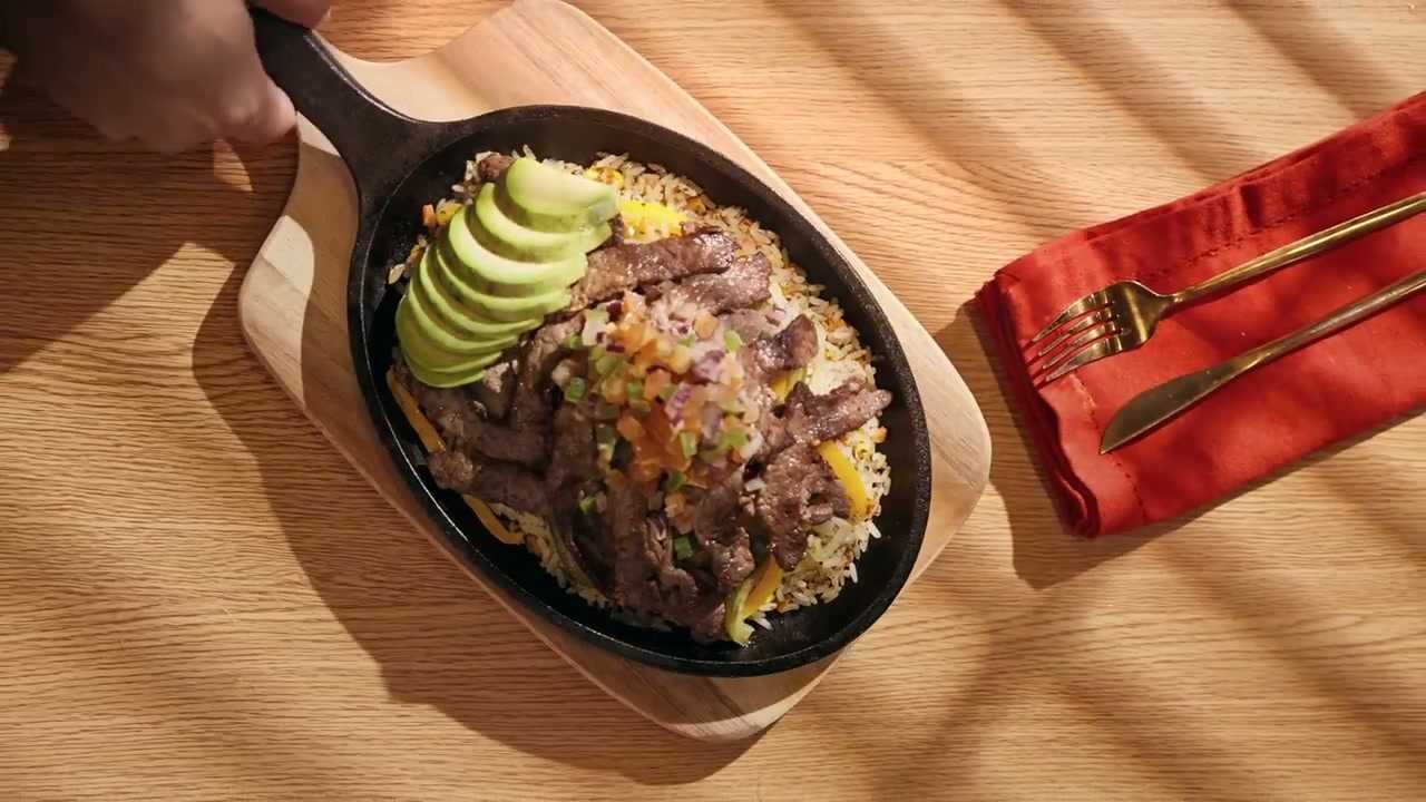 Skillet de bisteca con aguacate y arroz de Denny’s