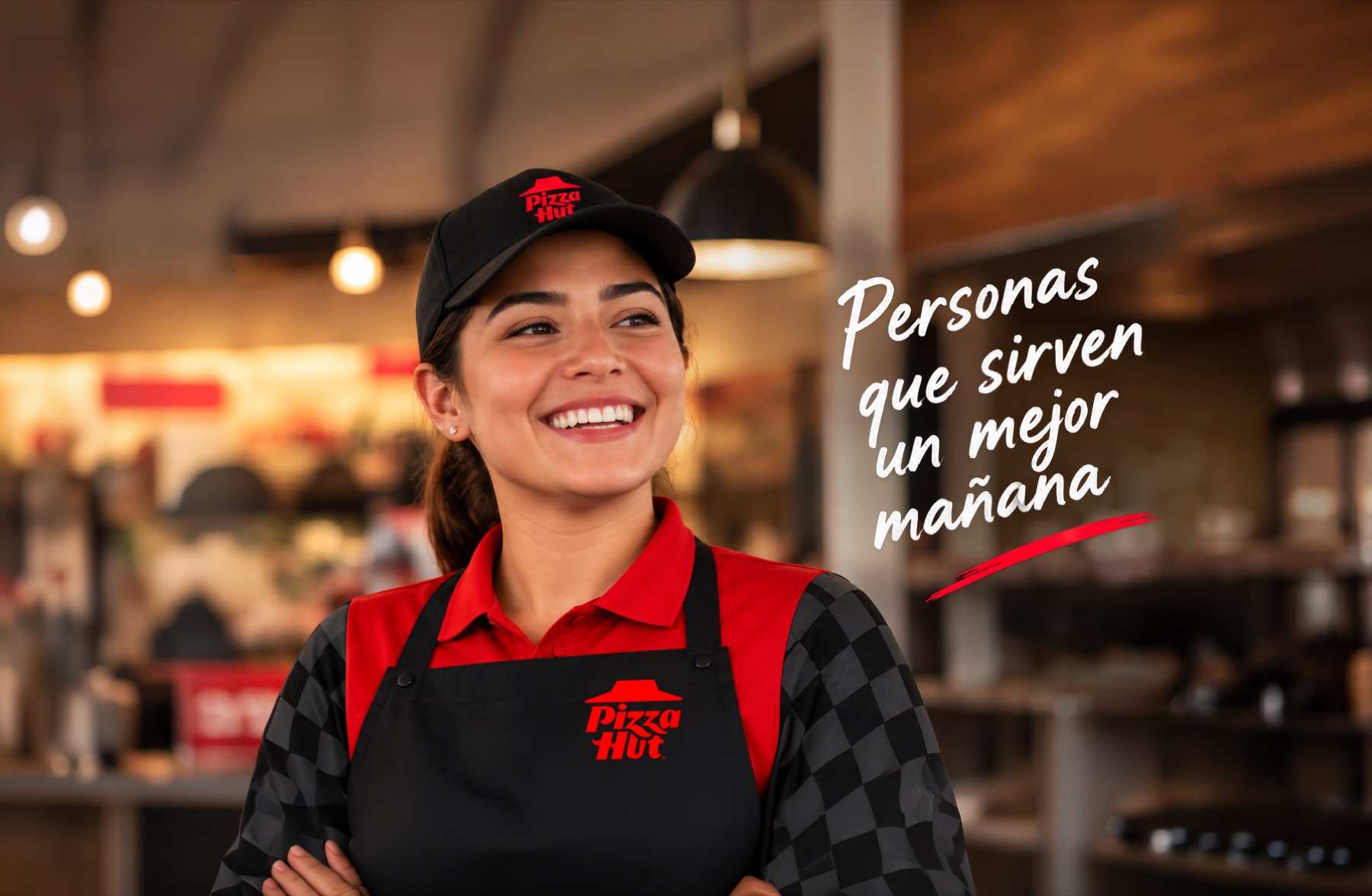 Colaboradora de Pizza Hut sonriendo. Personas que sirven un mejor mañana.
